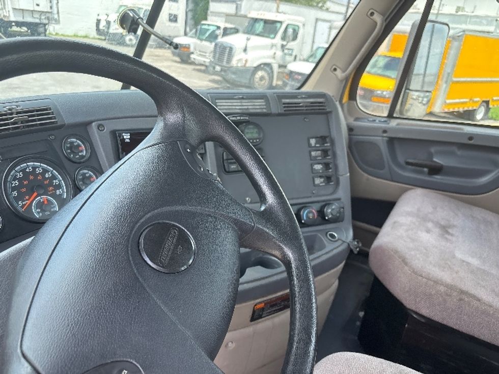 Day Cab Tractor-Heavy Duty Tractors-Freightliner-2019-Cascadia 11364ST-Hammond-LA-218,255\n\t\tmiles-$ 39,250 - Image 10