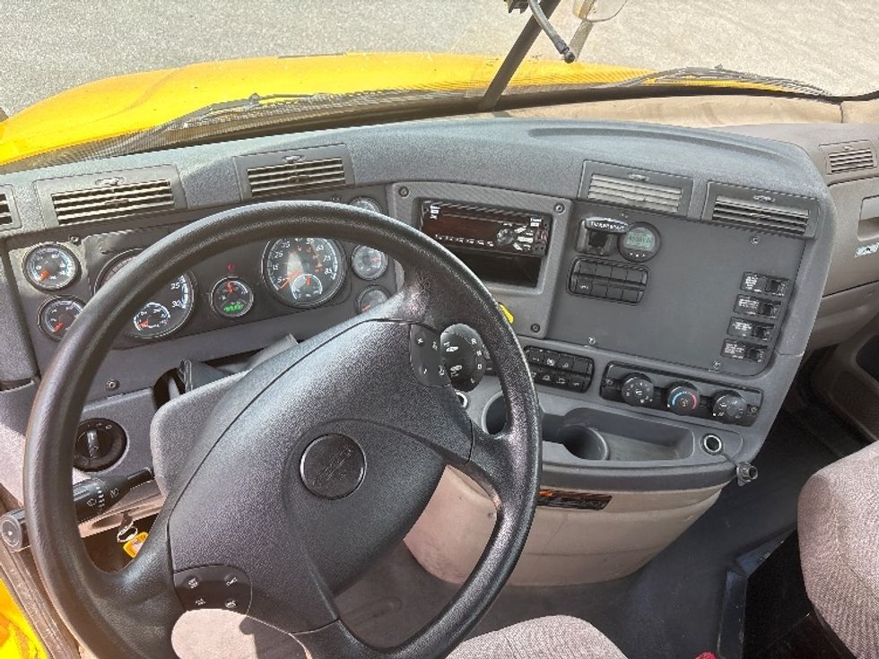 Day Cab Tractor-Heavy Duty Tractors-Freightliner-2019-Cascadia 11364ST-Hammond-LA-218,255\n\t\tmiles-$ 39,250 - Image 11