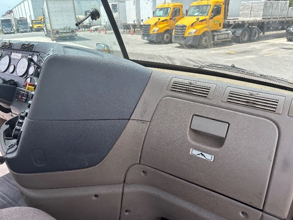 Day Cab Tractor-Heavy Duty Tractors-Freightliner-2019-Cascadia 11364ST-Hammond-LA-218,255\n\t\tmiles-$ 39,250 - Image 13