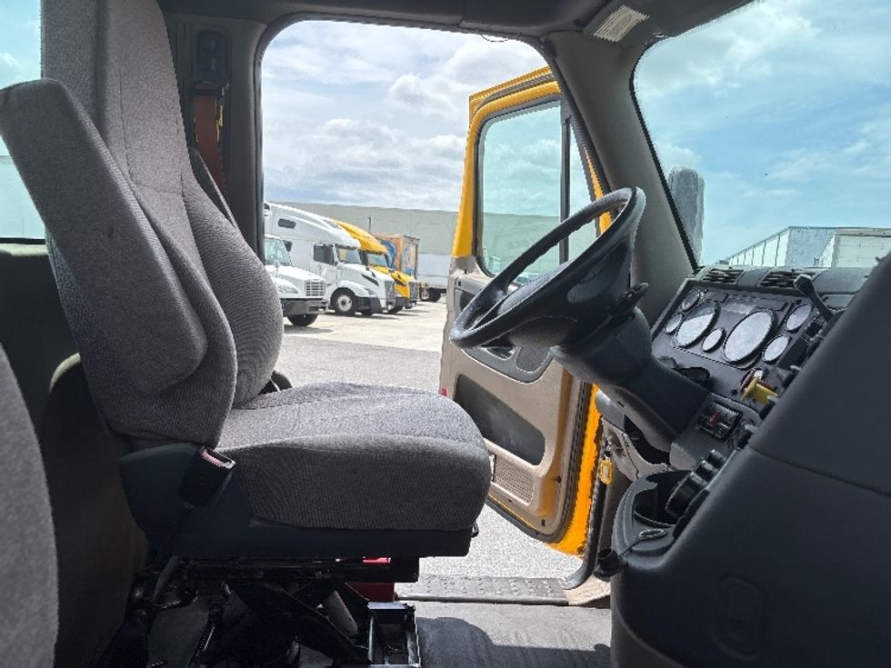 Day Cab Tractor-Heavy Duty Tractors-Freightliner-2019-Cascadia 11364ST-Hammond-LA-218,255\n\t\tmiles-$ 39,250 - Image 14