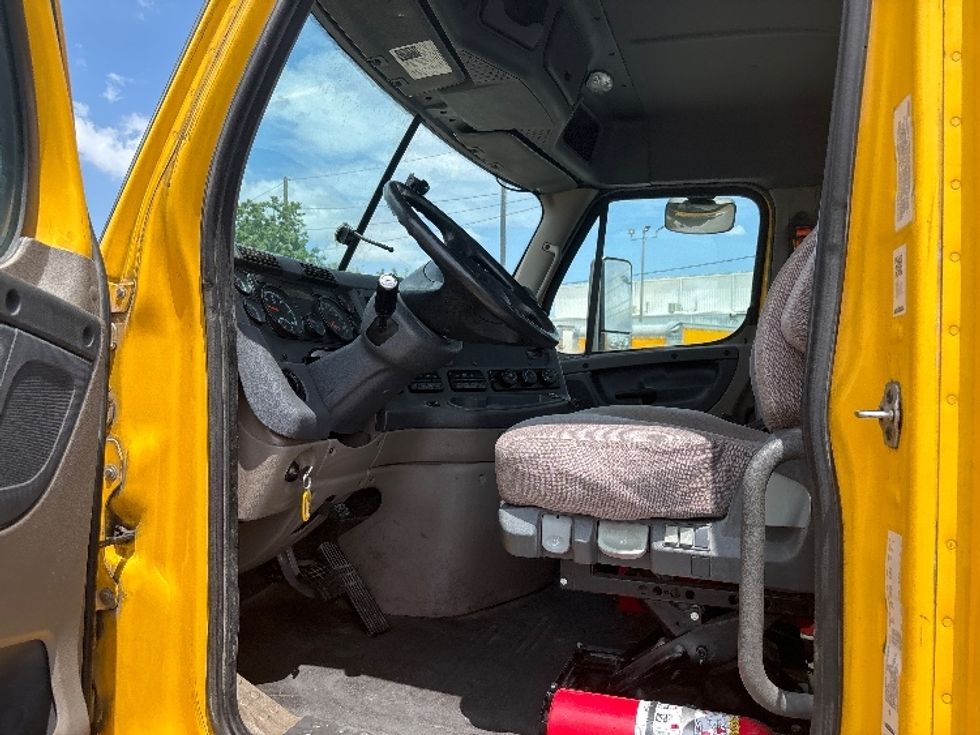 Day Cab Tractor-Heavy Duty Tractors-Freightliner-2019-Cascadia 11364ST-Hammond-LA-218,255\n\t\tmiles-$ 39,250 - Image 9