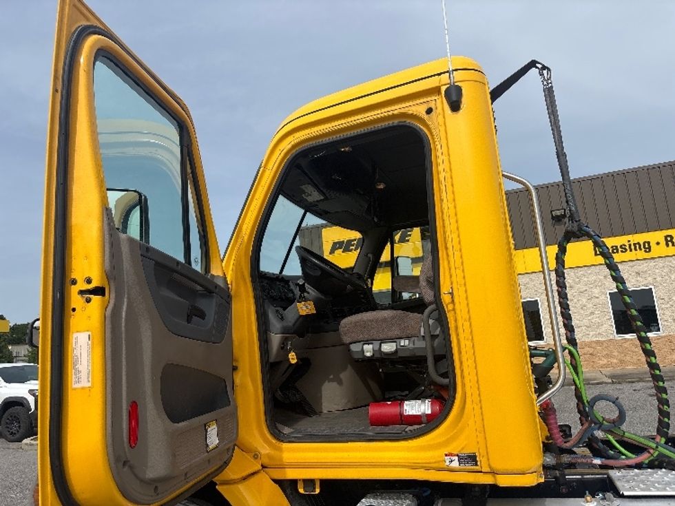 Day Cab Tractor-Heavy Duty Tractors-Freightliner-2019-Cascadia 11364ST-Hammond-LA-351,875\n\t\tmiles-$ 40,250 - Image 9