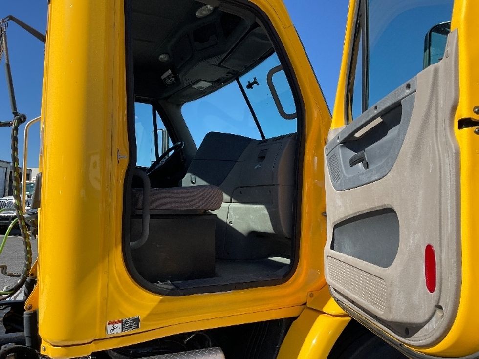 Day Cab Tractor-Heavy Duty Tractors-Freightliner-2019-Cascadia 11364ST-Hammond-LA-358,802\n\t\tmiles-$ 49,000 - Image 12