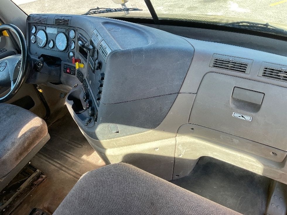 Day Cab Tractor-Heavy Duty Tractors-Freightliner-2019-Cascadia 11364ST-Hammond-LA-358,802\n\t\tmiles-$ 49,000 - Image 13