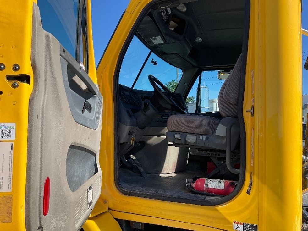 Day Cab Tractor-Heavy Duty Tractors-Freightliner-2019-Cascadia 11364ST-Hammond-LA-358,802\n\t\tmiles-$ 49,000 - Image 9