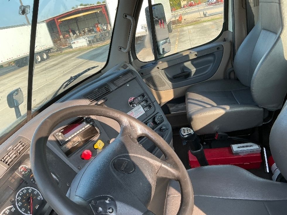 Day Cab Tractor-Heavy Duty Tractors-Freightliner-2019-Cascadia 11364ST-Hammond-LA-390,444\n\t\tmiles-$ 34,250 - Image 10