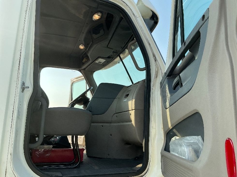 Day Cab Tractor-Heavy Duty Tractors-Freightliner-2019-Cascadia 11364ST-Hammond-LA-390,444\n\t\tmiles-$ 34,250 - Image 12