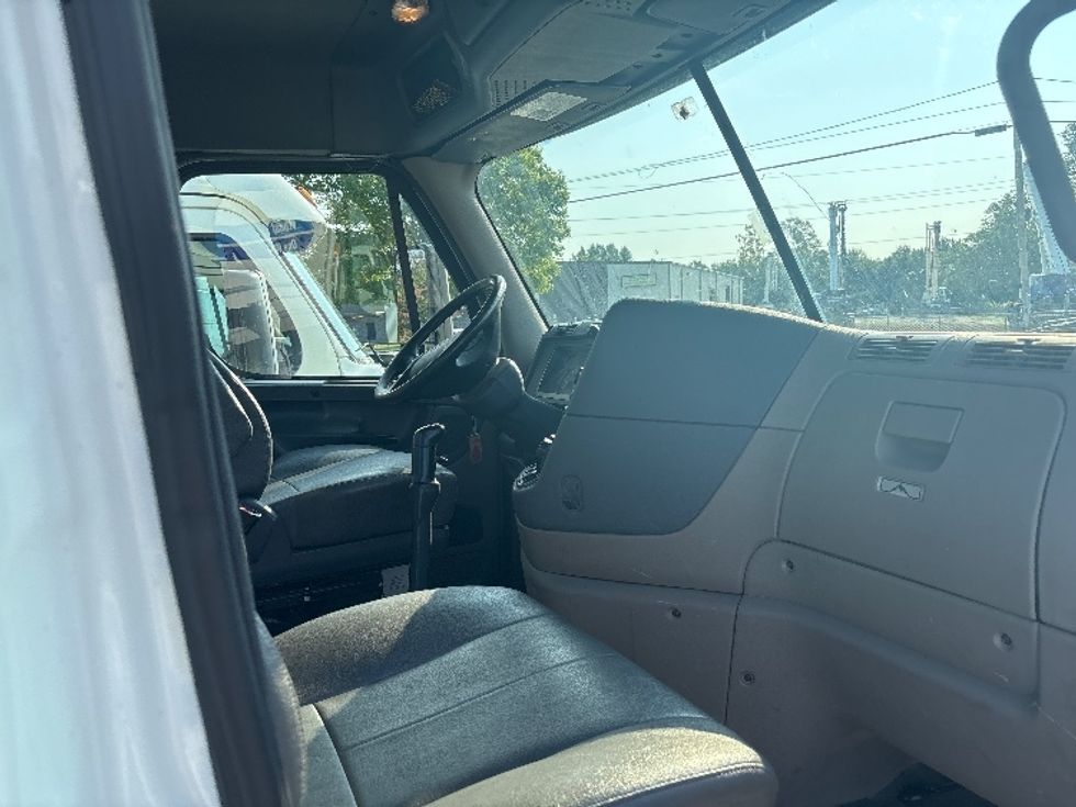 Day Cab Tractor-Heavy Duty Tractors-Freightliner-2019-Cascadia 11364ST-Hammond-LA-390,444\n\t\tmiles-$ 34,250 - Image 14