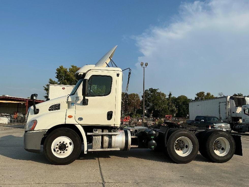 Day Cab Tractor-Heavy Duty Tractors-Freightliner-2019-Cascadia 11364ST-Hammond-LA-390,444\n\t\tmiles-$ 34,250 - Image 4