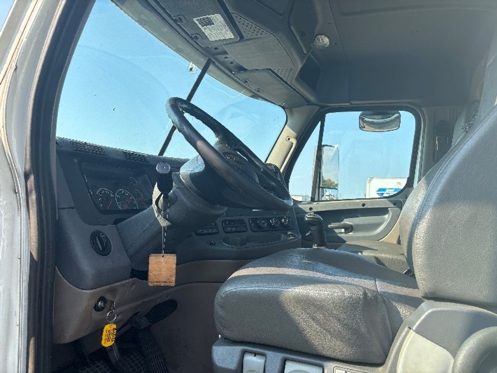 Day Cab Tractor-Heavy Duty Tractors-Freightliner-2019-Cascadia 11364ST-Hammond-LA-390,444\n\t\tmiles-$ 34,250 - Image 9