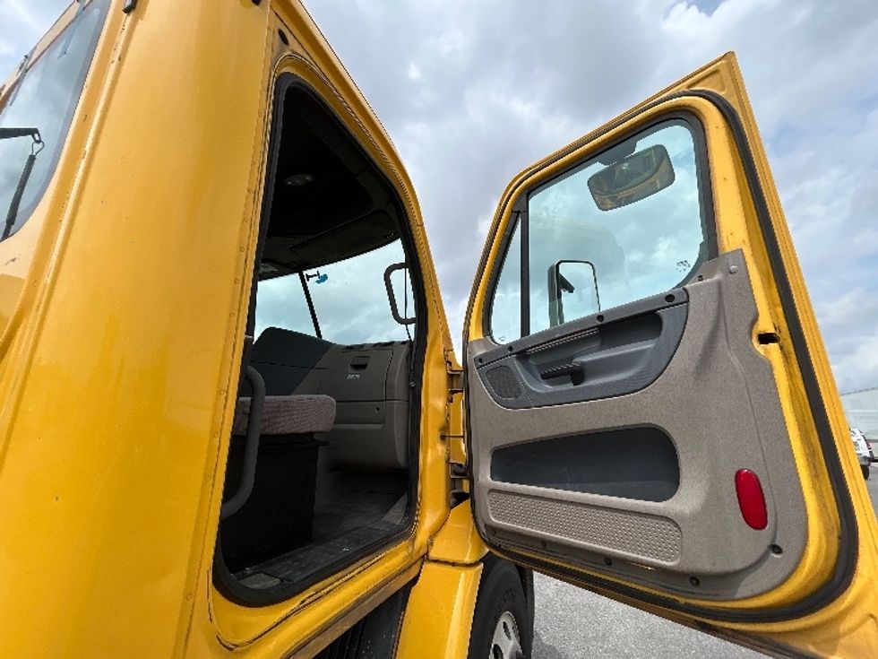 Day Cab Tractor-Heavy Duty Tractors-Freightliner-2019-Cascadia 11364ST-Hammond-LA-400,793\n\t\tmiles-$ 37,500 - Image 12