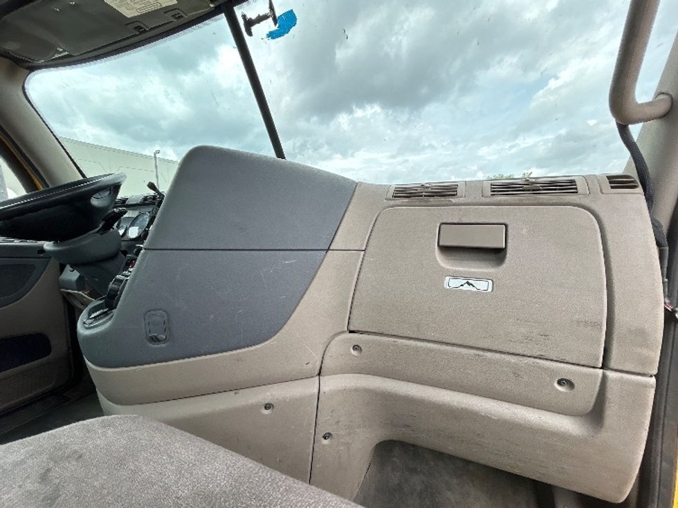 Day Cab Tractor-Heavy Duty Tractors-Freightliner-2019-Cascadia 11364ST-Hammond-LA-400,793\n\t\tmiles-$ 37,500 - Image 13