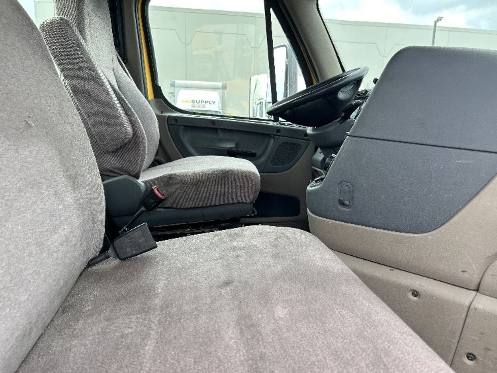 Day Cab Tractor-Heavy Duty Tractors-Freightliner-2019-Cascadia 11364ST-Hammond-LA-400,793\n\t\tmiles-$ 37,500 - Image 14
