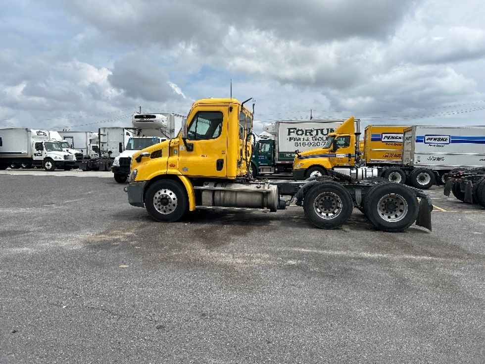 Day Cab Tractor-Heavy Duty Tractors-Freightliner-2019-Cascadia 11364ST-Hammond-LA-400,793\n\t\tmiles-$ 37,500 - Image 4