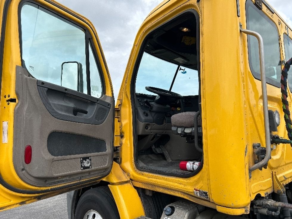 Day Cab Tractor-Heavy Duty Tractors-Freightliner-2019-Cascadia 11364ST-Hammond-LA-400,793\n\t\tmiles-$ 37,500 - Image 9