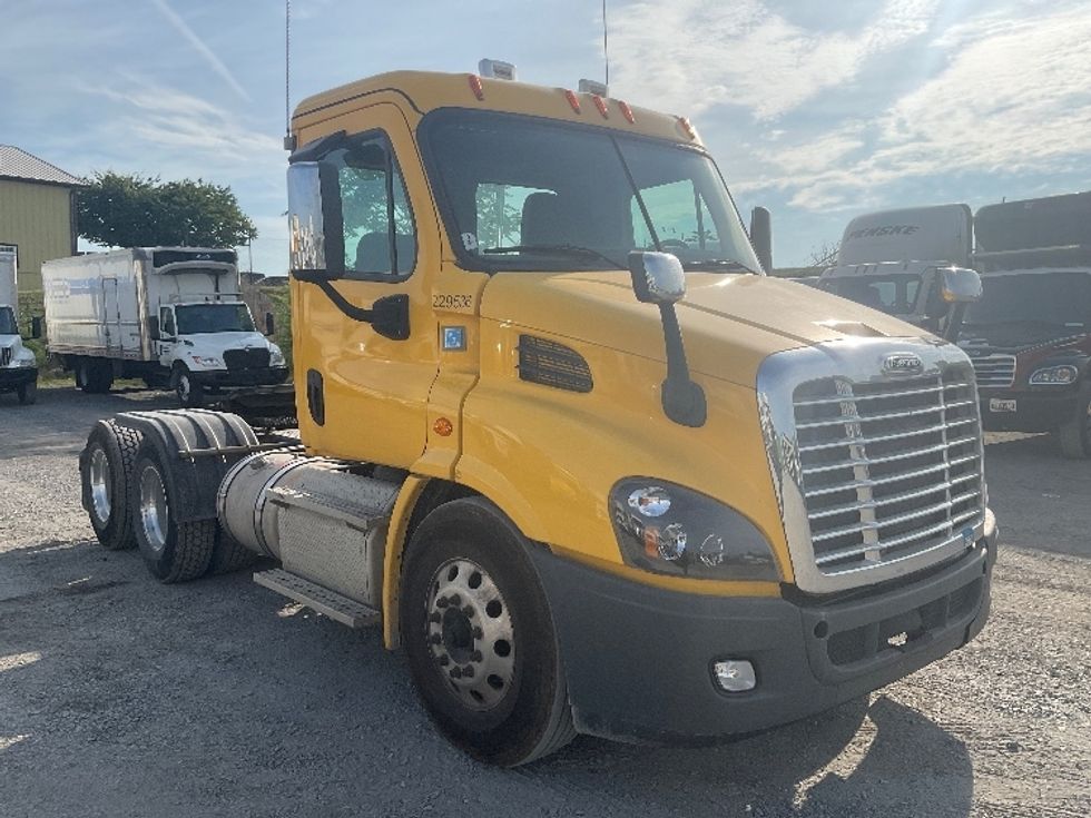 Day Cab Tractor-Heavy Duty Tractors-Freightliner-2019-Cascadia 11364ST-Harrisburg-PA-305,934\n\t\tmiles-$ 38,250 - Image 1
