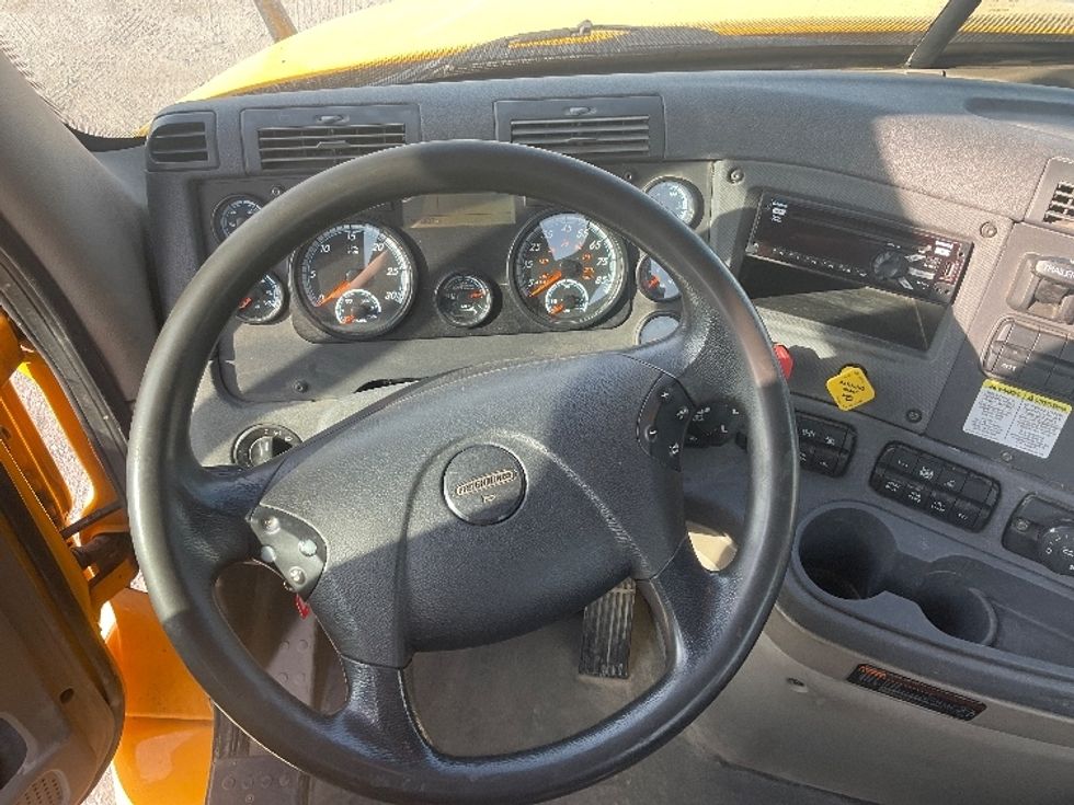 Day Cab Tractor-Heavy Duty Tractors-Freightliner-2019-Cascadia 11364ST-Harrisburg-PA-305,934\n\t\tmiles-$ 38,250 - Image 11