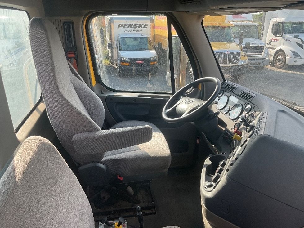 Day Cab Tractor-Heavy Duty Tractors-Freightliner-2019-Cascadia 11364ST-Harrisburg-PA-305,934\n\t\tmiles-$ 38,250 - Image 14