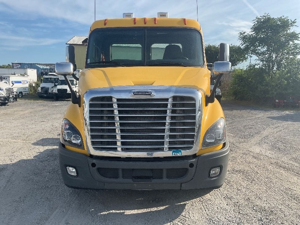 Day Cab Tractor-Heavy Duty Tractors-Freightliner-2019-Cascadia 11364ST-Harrisburg-PA-305,934\n\t\tmiles-$ 38,250 - Image 2