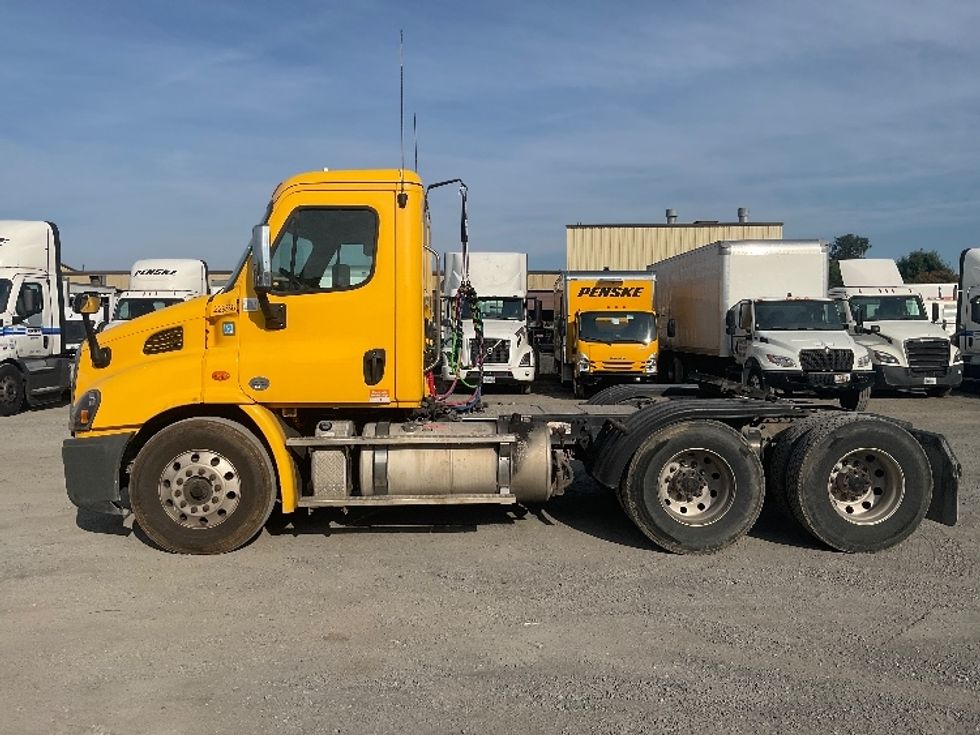 Day Cab Tractor-Heavy Duty Tractors-Freightliner-2019-Cascadia 11364ST-Harrisburg-PA-305,934\n\t\tmiles-$ 38,250 - Image 4