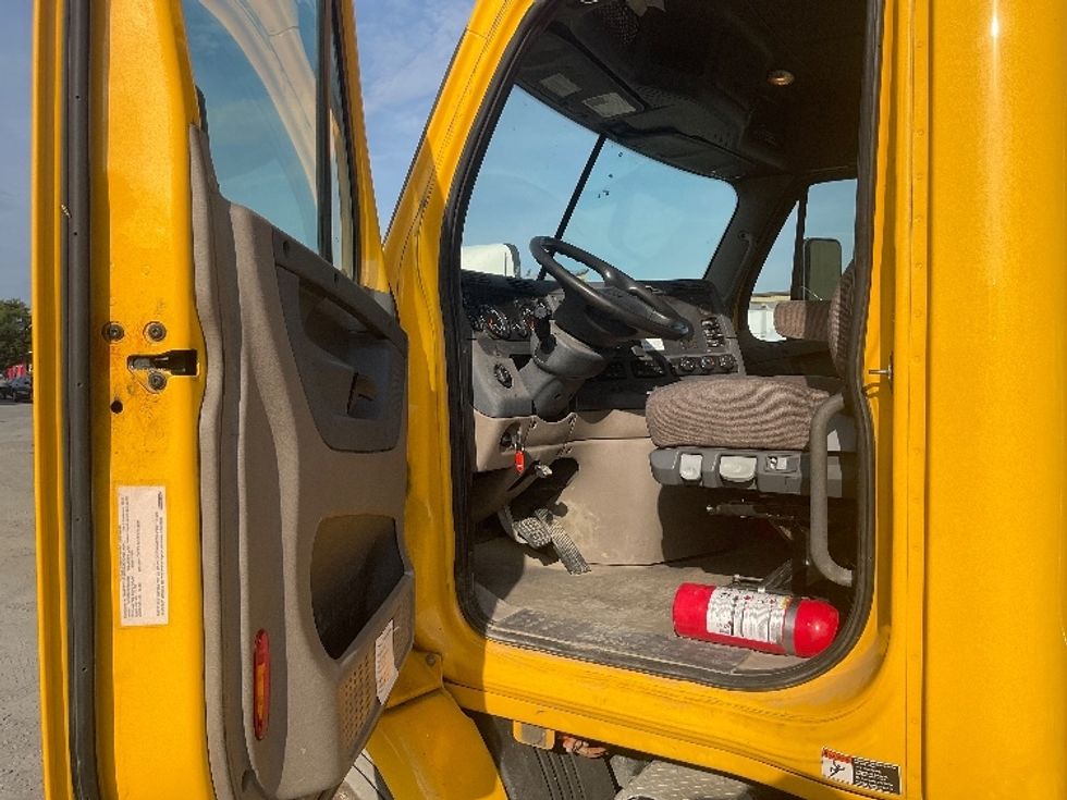 Day Cab Tractor-Heavy Duty Tractors-Freightliner-2019-Cascadia 11364ST-Harrisburg-PA-305,934\n\t\tmiles-$ 38,250 - Image 9
