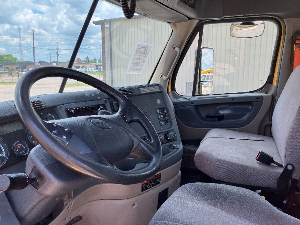 Day Cab Tractor-Heavy Duty Tractors-Freightliner-2019-Cascadia 11364ST-Homewood-AL-307,578\n\t\tmiles-$ 39,500 - Image 10