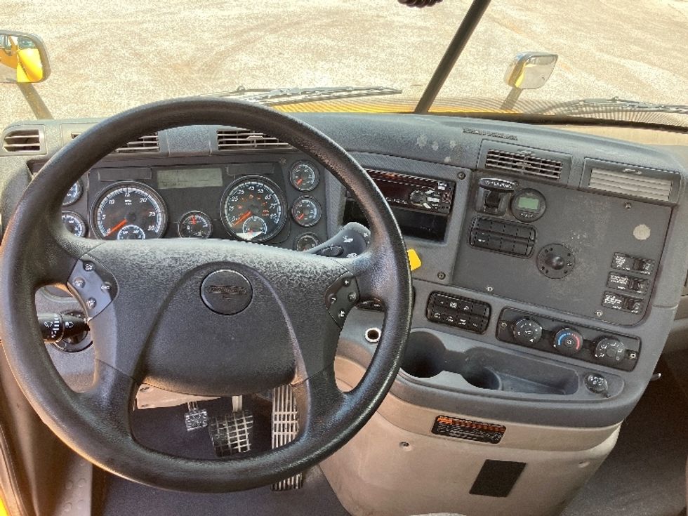Day Cab Tractor-Heavy Duty Tractors-Freightliner-2019-Cascadia 11364ST-Homewood-AL-307,578\n\t\tmiles-$ 39,500 - Image 11
