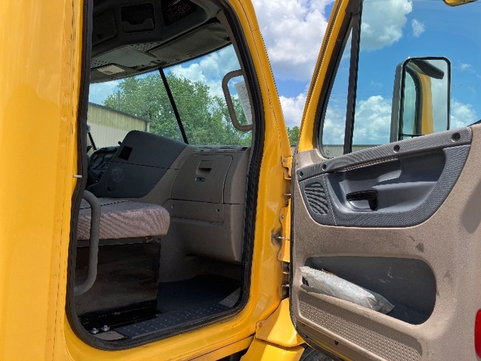 Day Cab Tractor-Heavy Duty Tractors-Freightliner-2019-Cascadia 11364ST-Homewood-AL-307,578\n\t\tmiles-$ 39,500 - Image 12