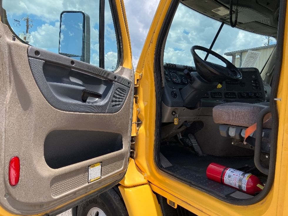 Day Cab Tractor-Heavy Duty Tractors-Freightliner-2019-Cascadia 11364ST-Homewood-AL-307,578\n\t\tmiles-$ 39,500 - Image 9