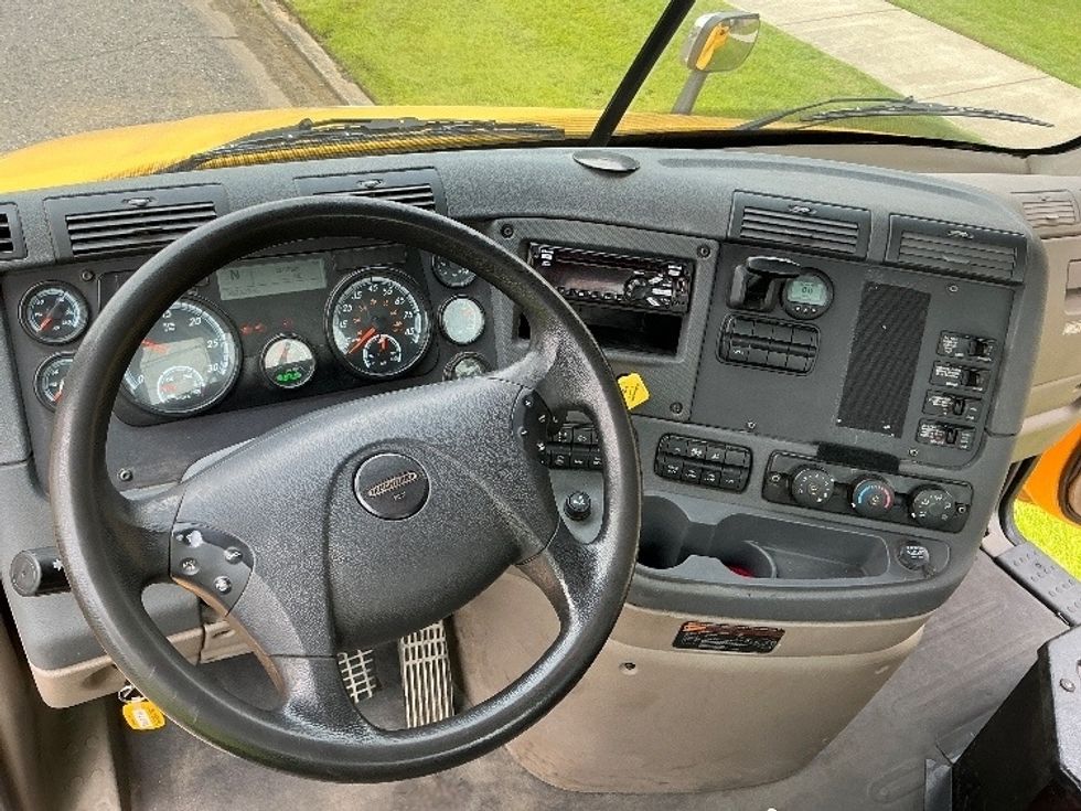 Day Cab Tractor-Heavy Duty Tractors-Freightliner-2019-Cascadia 11364ST-Homewood-AL-502,828\n\t\tmiles-$ 30,500 - Image 11