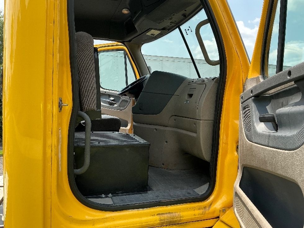 Day Cab Tractor-Heavy Duty Tractors-Freightliner-2019-Cascadia 11364ST-Homewood-AL-502,828\n\t\tmiles-$ 30,500 - Image 12