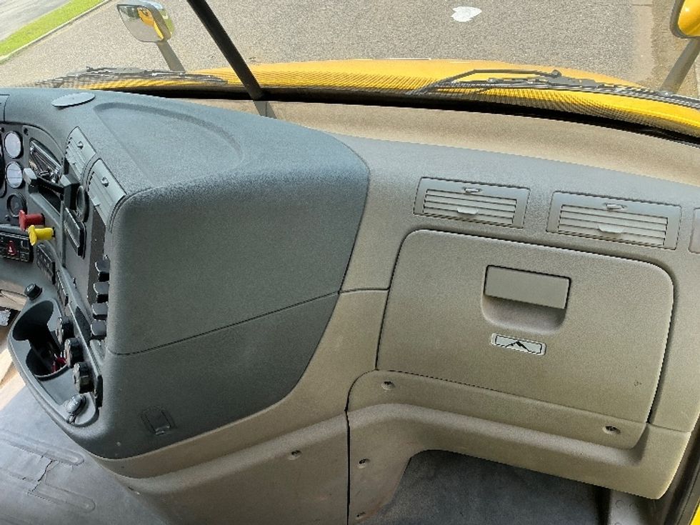 Day Cab Tractor-Heavy Duty Tractors-Freightliner-2019-Cascadia 11364ST-Homewood-AL-502,828\n\t\tmiles-$ 30,500 - Image 13