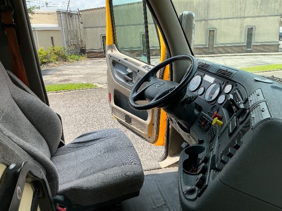 Day Cab Tractor-Heavy Duty Tractors-Freightliner-2019-Cascadia 11364ST-Homewood-AL-502,828\n\t\tmiles-$ 30,500 - Image 14