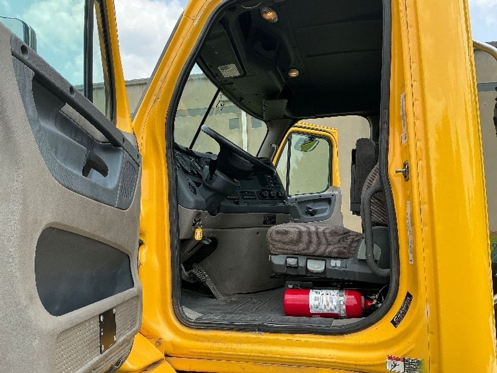 Day Cab Tractor-Heavy Duty Tractors-Freightliner-2019-Cascadia 11364ST-Homewood-AL-502,828\n\t\tmiles-$ 30,500 - Image 9