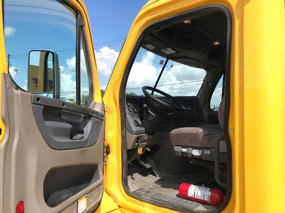 Day Cab Tractor-Heavy Duty Tractors-Freightliner-2019-Cascadia 11364ST-Houston-TX-317,222\n\t\tmiles-$ 42,250 - Image 9
