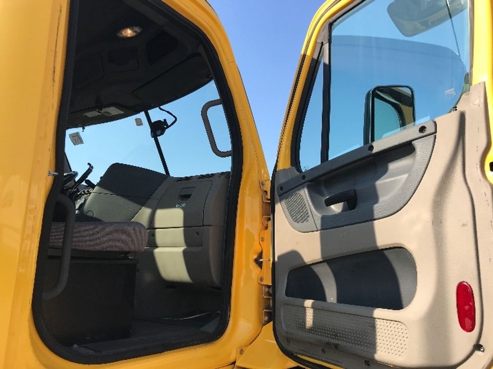 Day Cab Tractor-Heavy Duty Tractors-Freightliner-2019-Cascadia 11364ST-Houston-TX-338,024\n\t\tmiles-$ 38,000 - Image 12