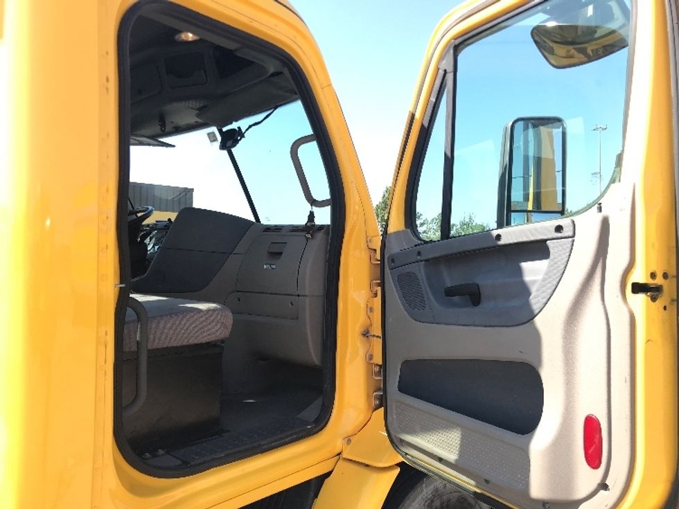 Day Cab Tractor-Heavy Duty Tractors-Freightliner-2019-Cascadia 11364ST-Houston-TX-384,802\n\t\tmiles-$ 38,500 - Image 12