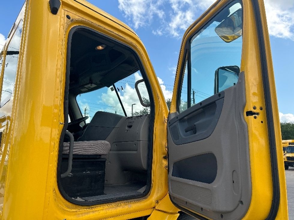 Day Cab Tractor-Heavy Duty Tractors-Freightliner-2019-Cascadia 11364ST-Houston-TX-386,970\n\t\tmiles-$ 38,250 - Image 12