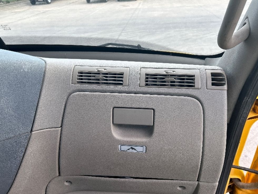 Day Cab Tractor-Heavy Duty Tractors-Freightliner-2019-Cascadia 11364ST-Houston-TX-386,970\n\t\tmiles-$ 38,250 - Image 13