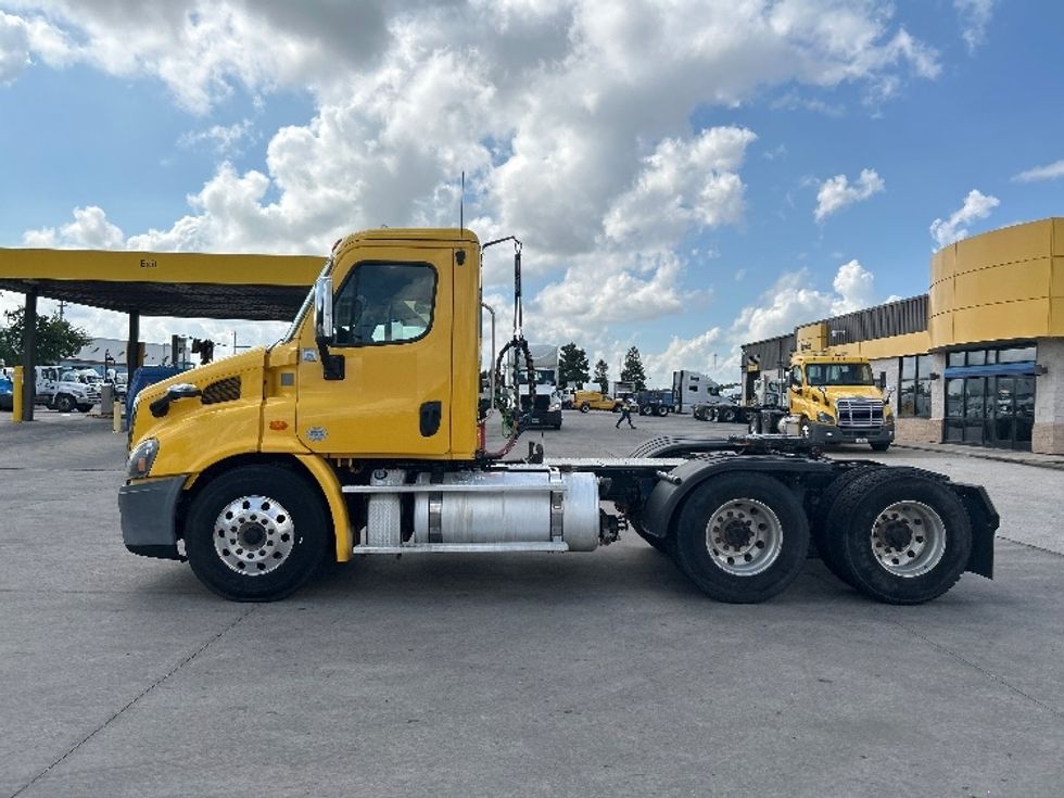 Day Cab Tractor-Heavy Duty Tractors-Freightliner-2019-Cascadia 11364ST-Houston-TX-386,970\n\t\tmiles-$ 38,250 - Image 4