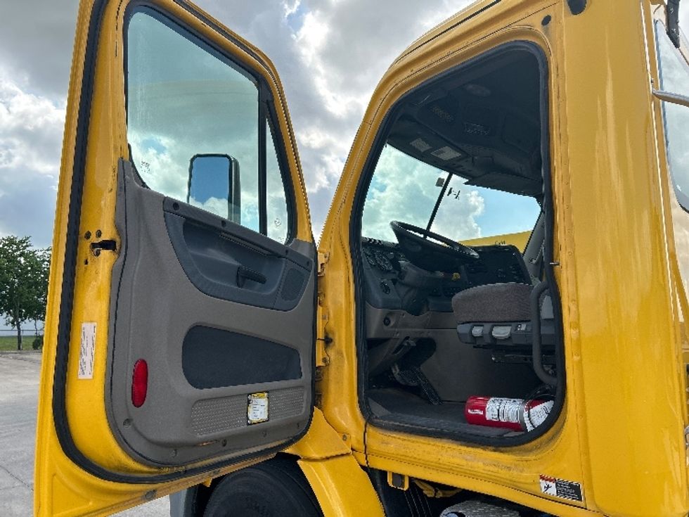 Day Cab Tractor-Heavy Duty Tractors-Freightliner-2019-Cascadia 11364ST-Houston-TX-386,970\n\t\tmiles-$ 38,250 - Image 9