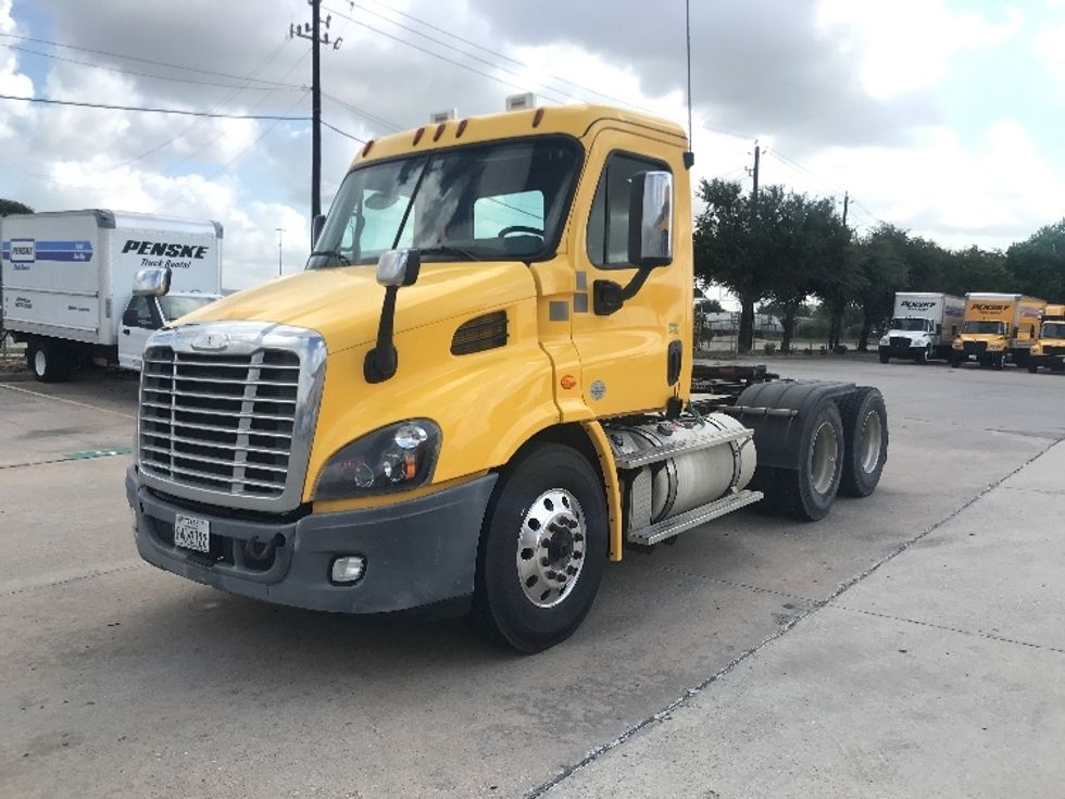 2019 Freightliner Cascadia 113" sleeper cab photo 2