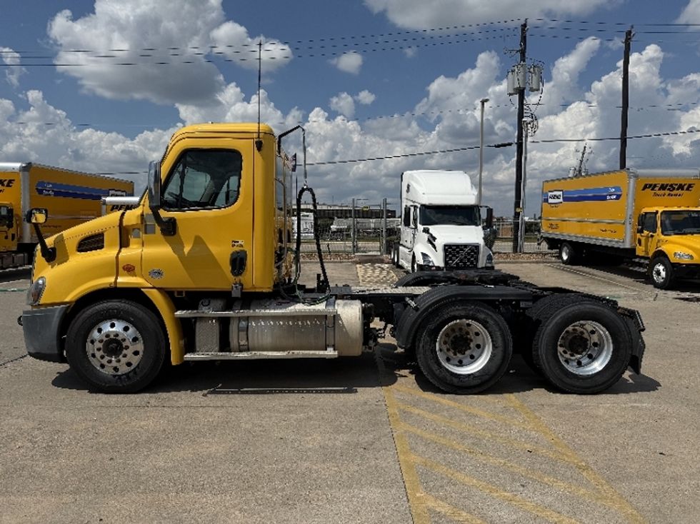 2019 Freightliner Cascadia 113" sleeper cab photo 3
