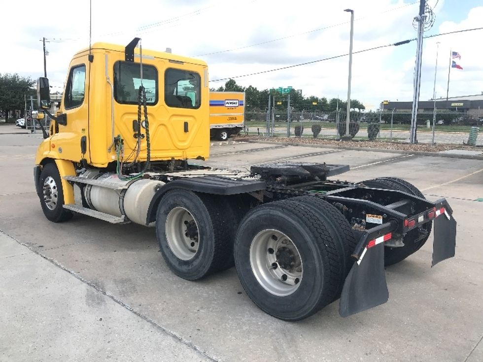 2019 Freightliner Cascadia 113" sleeper cab photo 4