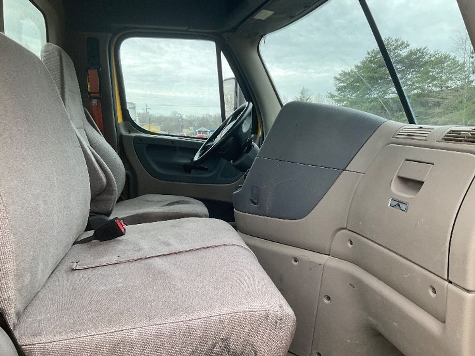 Day Cab Tractor-Heavy Duty Tractors-Freightliner-2019-Cascadia 11364ST-Indian Trail-NC-416,637\n\t\tmiles-$ 38,000 - Image 13