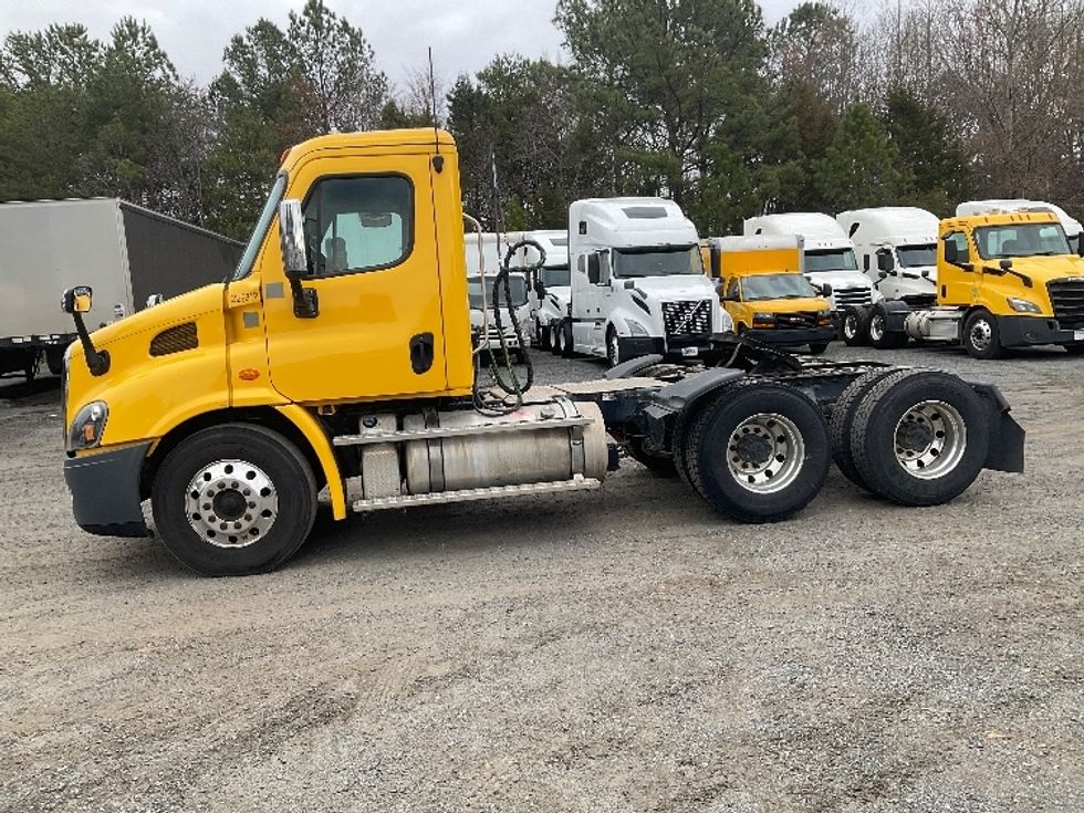 Day Cab Tractor-Heavy Duty Tractors-Freightliner-2019-Cascadia 11364ST-Indian Trail-NC-416,637\n\t\tmiles-$ 38,000 - Image 3