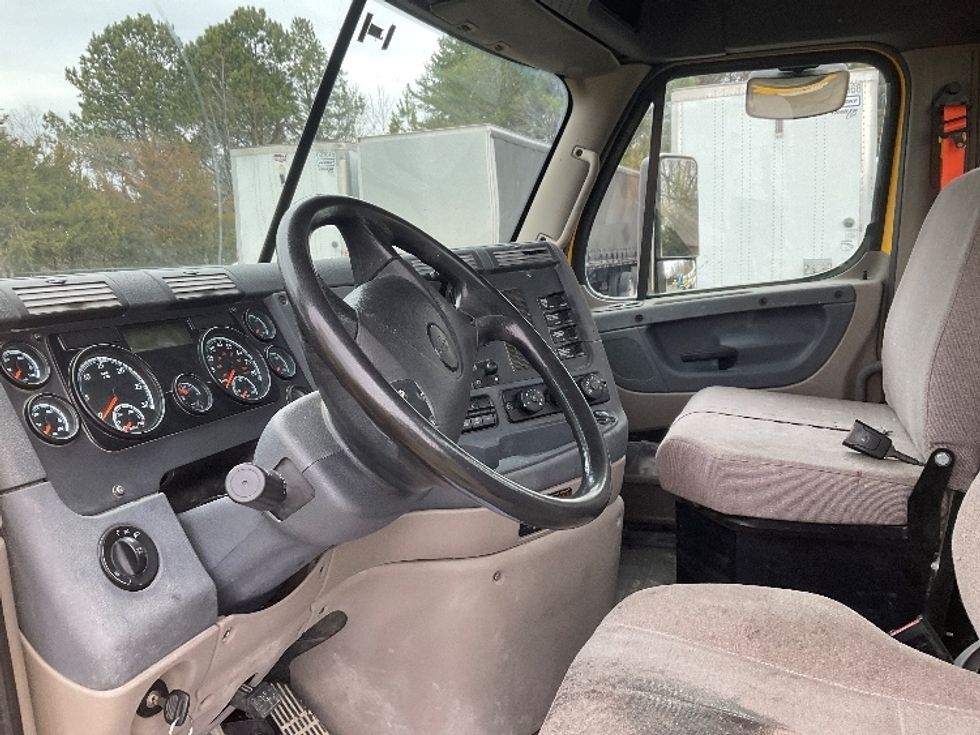 Day Cab Tractor-Heavy Duty Tractors-Freightliner-2019-Cascadia 11364ST-Indian Trail-NC-416,637\n\t\tmiles-$ 38,000 - Image 9