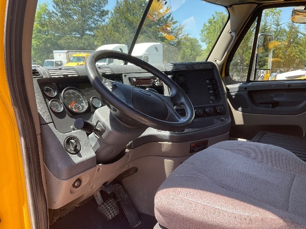 Day Cab Tractor-Heavy Duty Tractors-Freightliner-2019-Cascadia 11364ST-Indian Trail-NC-488,122\n\t\tmiles-$ 31,750 - Image 10
