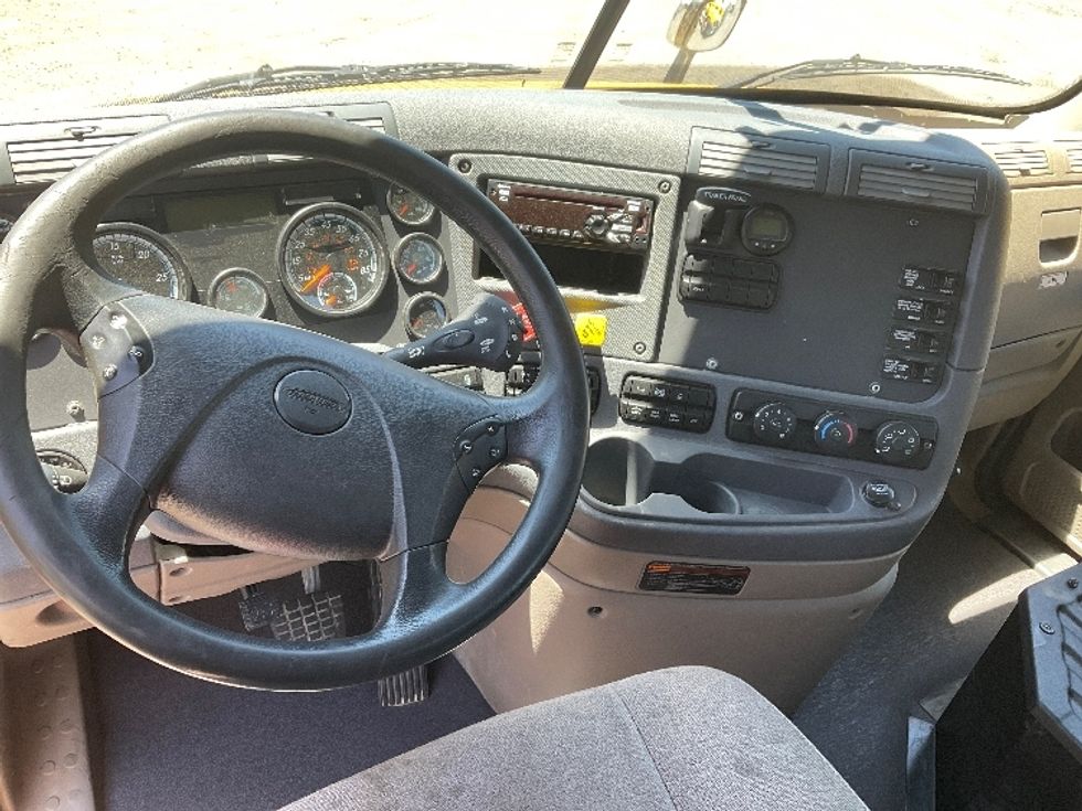 Day Cab Tractor-Heavy Duty Tractors-Freightliner-2019-Cascadia 11364ST-Indian Trail-NC-488,122\n\t\tmiles-$ 31,750 - Image 11