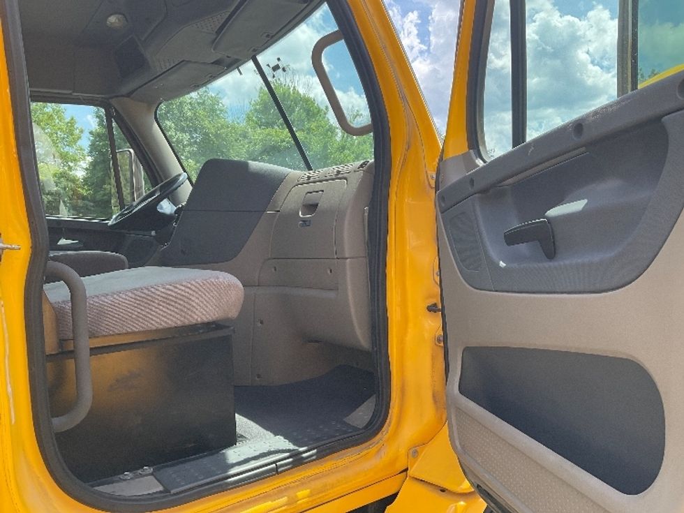 Day Cab Tractor-Heavy Duty Tractors-Freightliner-2019-Cascadia 11364ST-Indian Trail-NC-488,122\n\t\tmiles-$ 31,750 - Image 12
